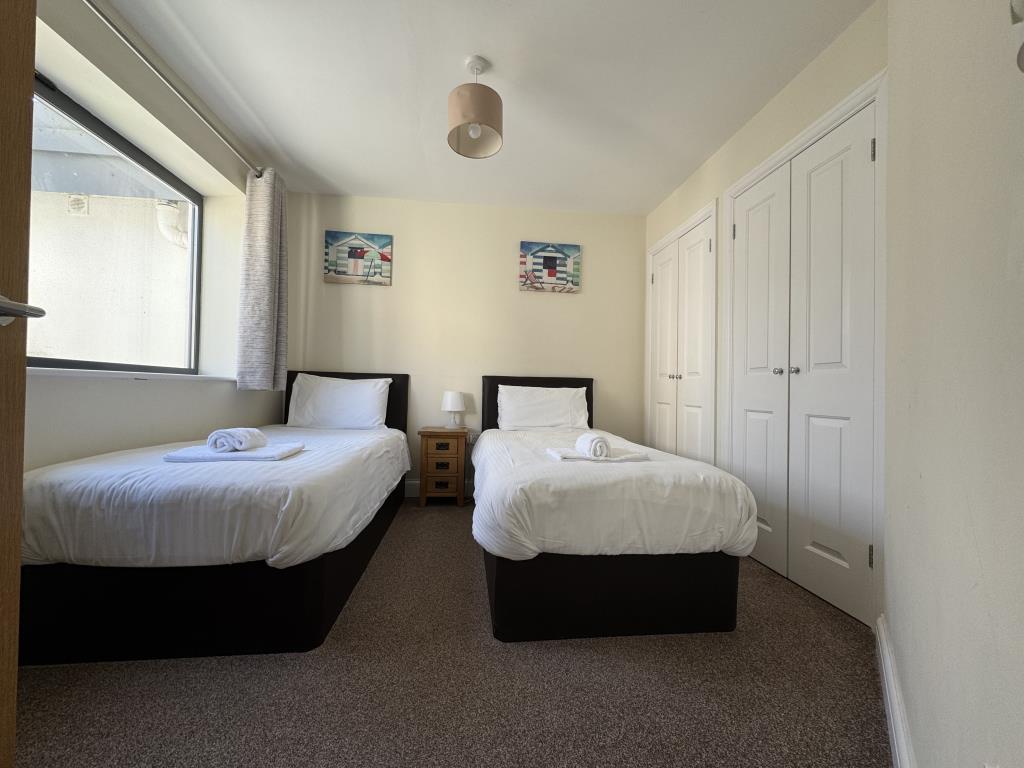 Lot: 6 - TOP FLOOR HOLIDAY APARTMENT WITH SEA VIEWS - Bedroom 2